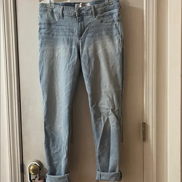 Abercrombie & Fitch Light Blue ankle jeans. - Picture 3 of 4